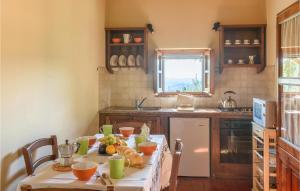 Una cocina con una mesa con comida encima. en Lovely Home In Castiglion Fiorentino, en Castiglion Fiorentino