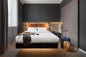 Letto o letti in una camera di Moxy Dresden Neustadt