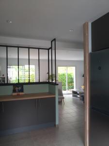 Kuchyňa alebo kuchynka v ubytovaní Maison BELIZO, familiale ,calme et reposante.