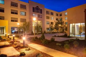 eine Außenansicht eines Gebäudes in der Nacht in der Unterkunft Sheraton Hartford South in Rocky Hill