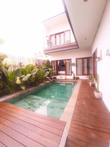 a swimming pool in the middle of a house at Loka Anyar Guest House in Kerobokan