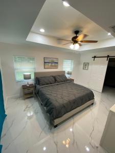 1 dormitorio con 1 cama y ventilador de techo en Mango Tree House en Lake Worth