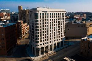 大急流城的住宿－Residence Inn by Marriott Grand Rapids Downtown，城市中心高大的白色建筑