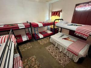 Los SantosにあるHostal Voyager La Villa de Los Santos, Panamaの二段ベッド3組が備わる客室です。