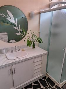 y baño con lavabo y espejo. en TRANQUILO E ARBORIZADO, en São Paulo