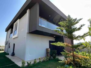 una casa blanca con techo negro en Modern Luxury Villa, en Antalya