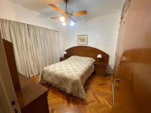 1 dormitorio con 1 cama y ventilador de techo en Departamento Recoleta en Buenos Aires
