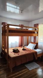Bungalows Paraíso Celeste في بيجاغوا: غرفة نوم بسريرين بطابقين في غرفة