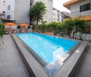 een zwembad in het midden van een gebouw bij Terracotta Villa Saigon in Ho Chi Minh-stad