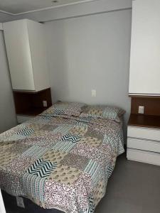 1 dormitorio con 1 cama y 2 almohadas en Apartamento Beach Class Muro Alto, en Porto de Galinhas