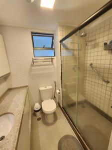 ein Bad mit einem WC, einem Waschbecken und einer Dusche in der Unterkunft Apartamento Beach Class Muro Alto in Porto De Galinhas