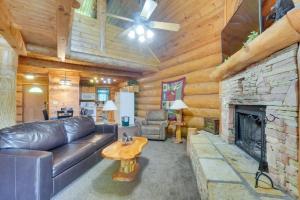 uma sala de estar com um sofá de couro e uma lareira em LeConte Views cabin em Gatlinburg