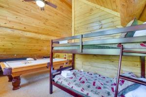 um quarto com beliches e uma banheira num camarote em LeConte Views cabin em Gatlinburg