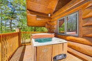 uma banheira de hidromassagem no deque de uma cabina em LeConte Views cabin em Gatlinburg