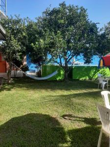 una hamaca en un patio con un árbol y una tienda de campaña en CASA DE CAMPO EL AMAZONICO, en Tingo María