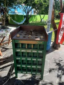 una scatola verde con dei numeri sopra, seduta per terra. di CASA DE CAMPO EL AMAZONICO a Tingo María