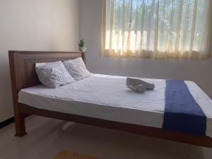- un lit dans une chambre dotée d'une fenêtre et d'un oreiller dans l'établissement CMSurf Guest, à Ahangama