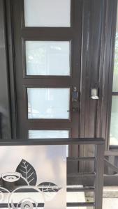 Una puerta negra con una ventana en una habitación en Blueberry Container @ EADO Juice Box, en Houston