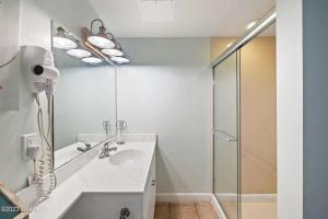 Ванная комната в Beach Condo at the Shores of Panama Condos - Unit 918