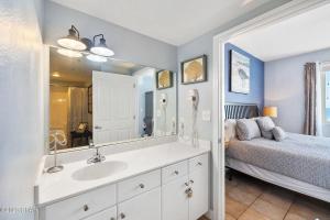 Кровать или кровати в номере Beach Condo at the Shores of Panama Condos - Unit 918
