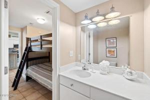 Кровать или кровати в номере Beach Condo at the Shores of Panama Condos - Unit 918
