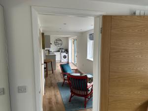 een kamer met een tafel en stoelen en een keuken bij Glastonbury Vista in Glastonbury