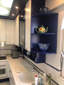 uma cozinha com um lavatório e um armário azul em Luxury House by the Sea Marmaris em Marmaris