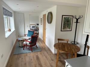 Glastonbury Vista في غلاستونبري: غرفة معيشة مع طاولة وكراسي