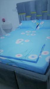 a bed with a blue light on top of it at Makeena Berry Cosy Mboa - in Douala