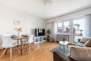 a living room with a table and a couch at SOHO 9 !Gratis Parken, Free Parking! in Kreuzlingen