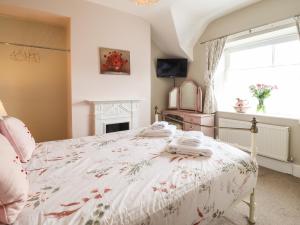 a bedroom with a bed with towels on it at Artro View in Llanbedr