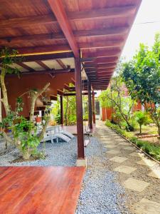 un patio extérieur avec une pergola en bois dans l'établissement PaPa Coffee & Homestay, à Xã Tân Phát