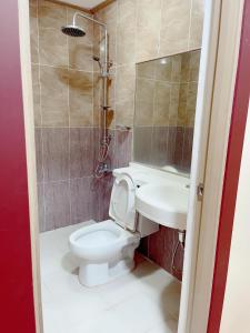 La salle de bains est pourvue de toilettes et d'un lavabo. dans l'établissement Jun and Helen Hotel and Restaurant, à Ángeles