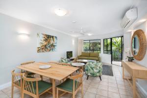 uma sala de jantar e sala de estar com mesa e cadeiras em Club Wyndham Cairns em Cairns