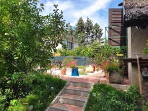 un jardín con escaleras y plantas y un edificio en Kenderhordó Pihenőház en Zánka