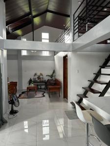 ein Wohnzimmer mit einer Treppe und einem Tisch in der Unterkunft Rakitero holiday home in Infanta