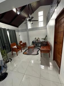 ein Wohnzimmer mit einem Deckenventilator und einem Tisch in der Unterkunft Rakitero holiday home in Infanta + 5 Fotos