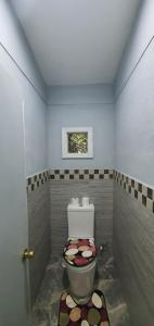 uma casa de banho com WC num quarto em Lynn's Getaway Hotel em Apia