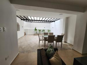 een woonkamer en eetkamer met een tafel en stoelen bij Apartment in Castillogrande in Cartagena