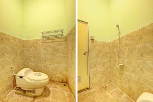2 fotos de un baño con aseo y ducha en OYO Life 91682 Homestay Sriti en Kalibanteng-kidul