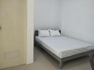 un letto con due cuscini sopra in una stanza di OYO Life 93054 Th Residence 135 Syariah a Medan