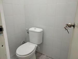 uma casa de banho com um WC branco numa cabina em OYO Life 93054 Th Residence 135 Syariah em Medan