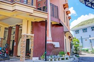 a building with a flag on the side of it at OYO Life 92353 Purnama Syariah Guest House in Blitar