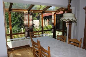 ein Esszimmer mit einem Tisch und einem großen Fenster in der Unterkunft Haus Leevke in Pewsum
