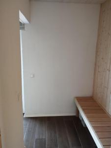an empty room with a wooden bench in front of a door at Sepa puhkemaja in Pärnu