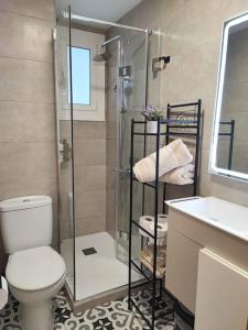 y baño con ducha, aseo y lavamanos. en Cosy flat a few min to Barcelona emblematic sites, en Cornellà de Llobregat