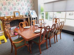 una sala da pranzo con tavolo, sedie e camino di The Yellow House a Withernsea