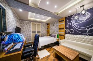 a room with a bed and a desk and a bed and a desk sidx sidx at Hotel Kobos in Ulsan
