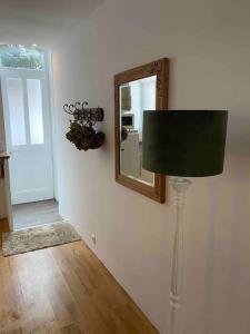 a room with a mirror and a lamp and a mirror at Appartement au calme in Hem