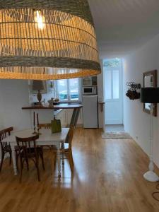 a kitchen and dining room with a table and chairs at Appartement au calme in Hem